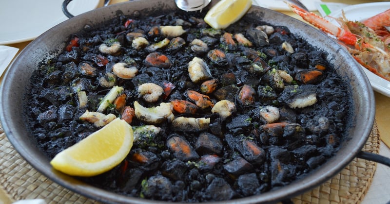 Paella espagnole aux fruits de mer : la recette qui sent bon la Méditerranée