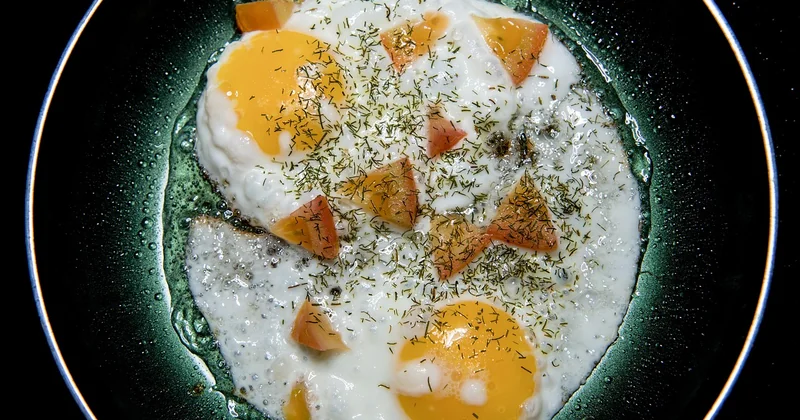 Comment faire cuire une omelette à la poêle, étape par étape